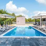 Apartament Awesome In With Swimming Pool Nedeščina